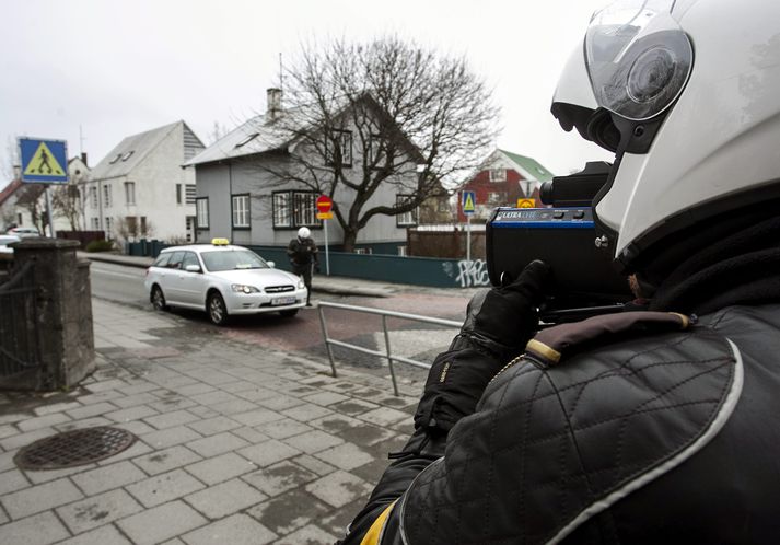 Þegar ólöglegur hraði er mældur með öðrum hætti en myndavélum eru sektir innheimtaðar á staðnum.