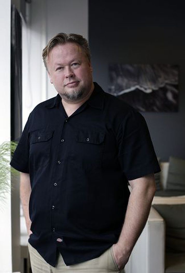 Søren Rønholt kom til landsins í gær og dvelur hér til 18. apríl. Hann mun nýta tímann í að taka nektarmyndir af tíu íslenskum konum á heimilum sínum. fréttablaðið/stefán