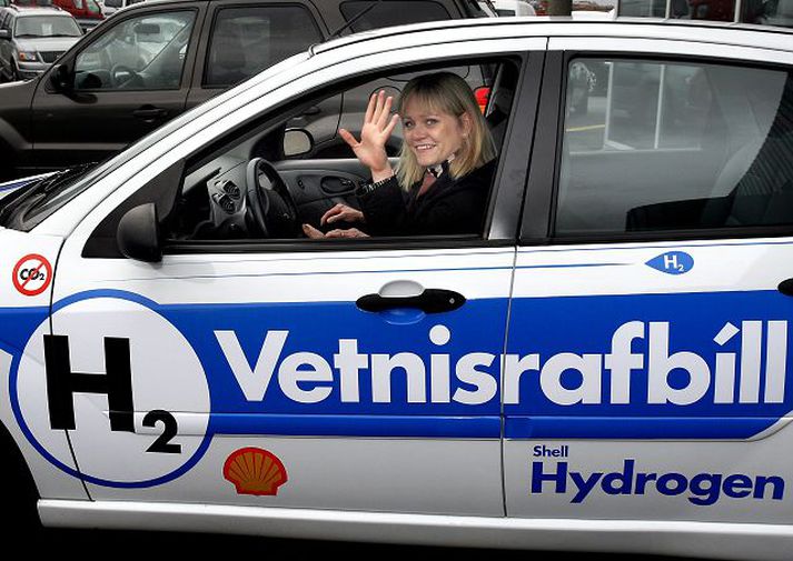 Veifað úr vetnisrafbíl Katrín Júlíusdóttir iðnaðarráðherra fékk að prufukeyra Ford Focus vetnisrafbíl sem Skeljungur tekur í notkun eftir að hafa afhent átta fyrirtækjum slíka bíla hjá Brimborg í gær. 