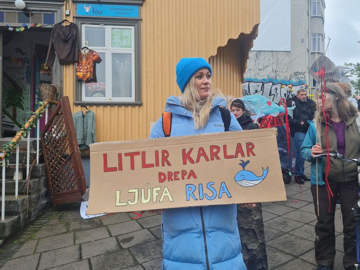 Rósa Líf Darradóttir læknir mætti á mótmælin gegn hvalveiðum í dag. 