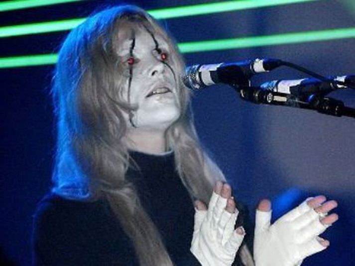 fever ray Fever Ray, drungaleg á tónleikum með hvíta og svarta andlitsmálningu og rauðar linsur.nordicphotos/getty