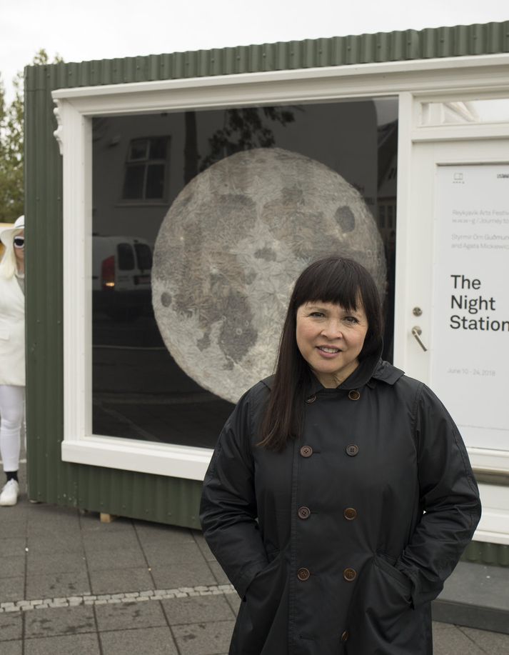 Kathy Clark listakona fyrir utan einn sýningargluggann en þeir standa víðsvegar um borgina.