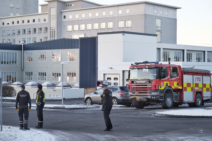 Starfsfólk Landspítalans bíður eftir þyrlu Landhelgisgæslunnar.