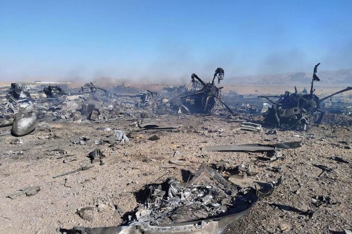Íranski byltingarvörðurinn birti þessa mynd af braki sem er sagt vera af bandarískum flugvélum og þyrlum sem hröpuðu við björgunaraðgerðirnar í gær. Bandarískir ráðamenn segja að Bandaríkjaher hafi sjálfur skotið flygildin niður vegna bilana sem hafi komið upp.