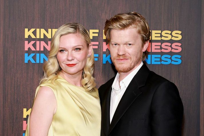 Kirsten Dunst og Jesse Plemons stórkostleg á rauða dreglinum í gær.