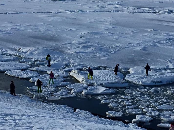 Ferðamenn úti á ísnum á Jökulsárlóni í dag.