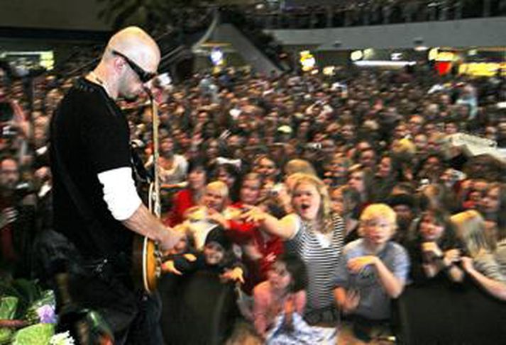 Fjölmenni tók á móti Magna Ásgeirssyni í Vetrargarðinum í Smáralind þegar hann sneri heim eftir þáttökuna í Rockstar:Suprernova.