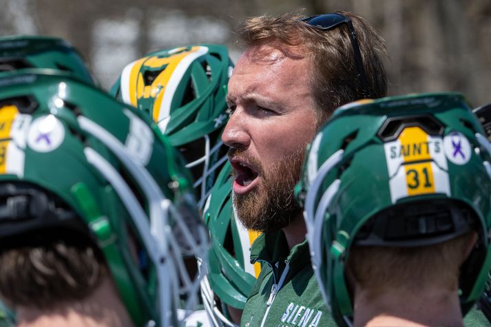 Liam Gleason ræðir við leikmenn sína í lacrosse-liði Siena-háskólans.