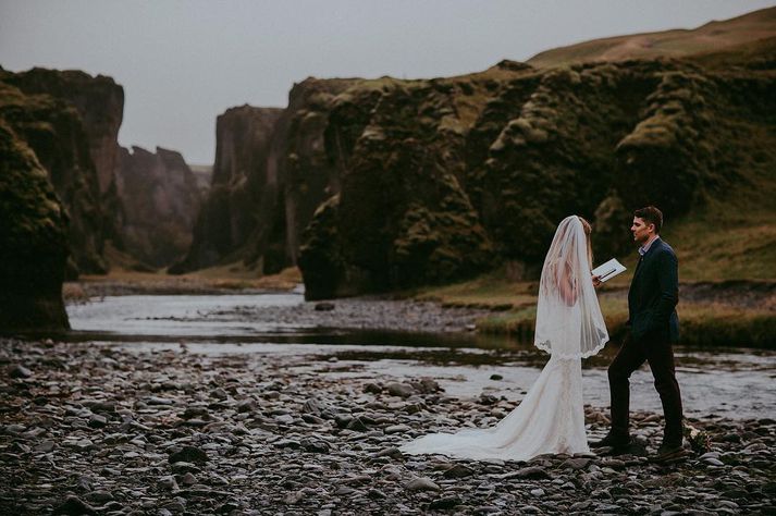 Ísland er orðinn vinsæll vettvangur fyrir brúðkaup, ekki síst vegna landslags sem sómar sér vel á brúðkaupsmyndum.