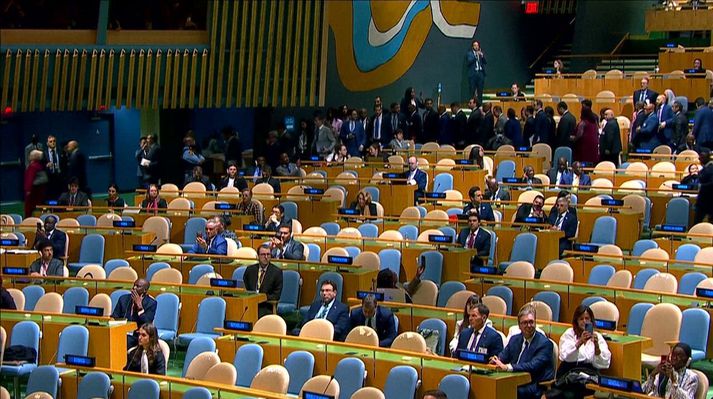 Fjöldi yfirgaf salinn og mátti meðal annars sjá sæti fulltrúa Palestínu standa auð.
