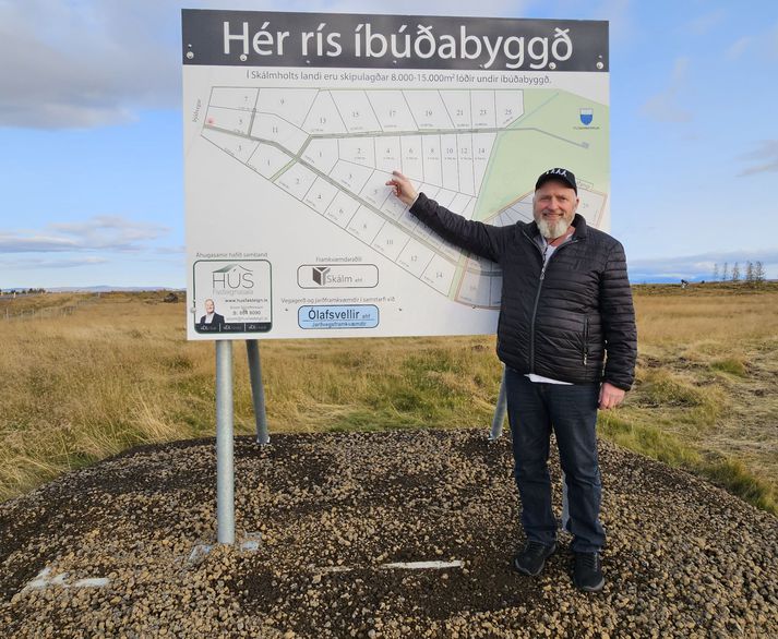 Atli Lilliendahl við skiltið þar sem sjá má hvernig lóðunum í nýja hverfinu verður raðað upp.