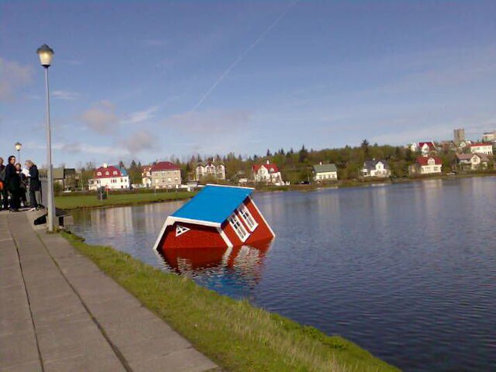 Húsið í tjörninni er hluti af dagskrá Listahátíðar Reykjavíkur sem hófst í gær.