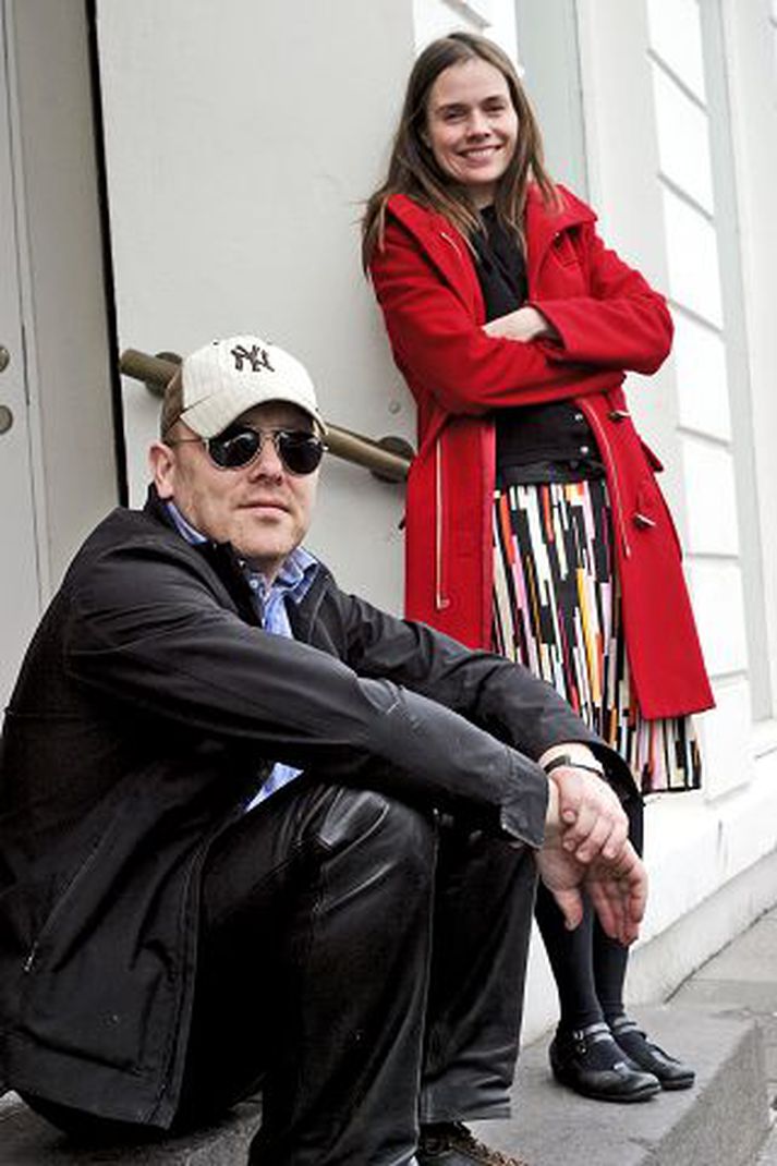 Gamalt fólk og rangárvallarsýsla Jón Gnarr fær bjánahroll þegar því er slegið upp í blöðunum að fólk af íslenskum ættum sé að gera það gott erlendis. Sérstaklega þegar ætternið er ekki meira en svo að langamman er úr Rangárvallarsýslu. Katrín Jakobsdóttir leyfði ungum sjálfstæðismönnum að horfa á kosningasjónvarpið á kosningavöku Vinstri grænna. Á kosningavöku Sjalla voru nefnilega allir að dansa. Fréttablaðið/antonbrink
