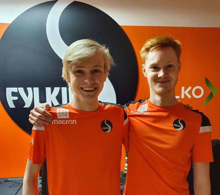 Bjarni Þór Guðmundsson og Eðvarð Þór Heimisson eru klárir í úrslitaleik Stórmeistaramóts Vodafone-deildarinnar í CS:GO. Þar mætir Fylkir FH.