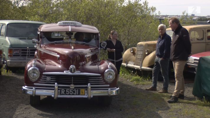 Ársæll Árnason býr í húsinu Hraunteigi við Árbæjarstíflu og gerir upp gamla bíla.