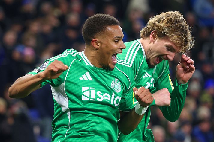 Malick Thiaw og Nick Woltemade fagna saman marki fyrir Newcastle.