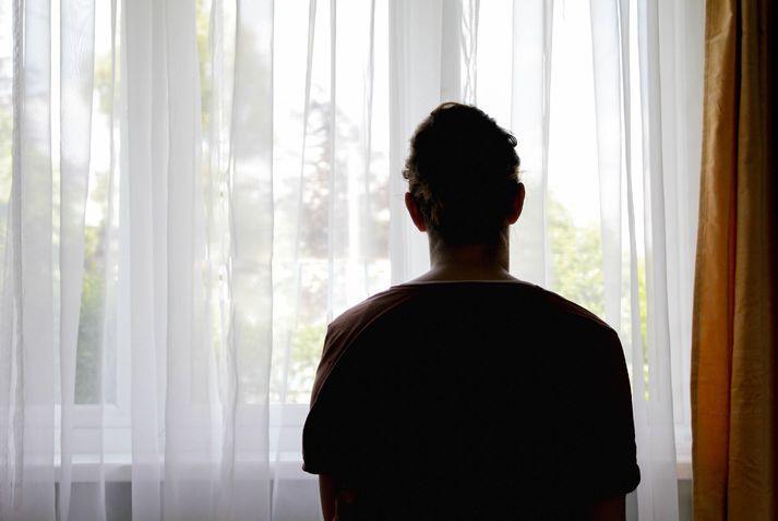 Eitt af því sem við áttum okkur oft ekki á fyrr en við missum vinnuna er að við erum búin að samvefja sjálfsmyndina okkar að starfinu eða stöðuheitinu. Eftir stendur því spurningin: Hver er ég? ef við erum ekki lengur með vinnu.