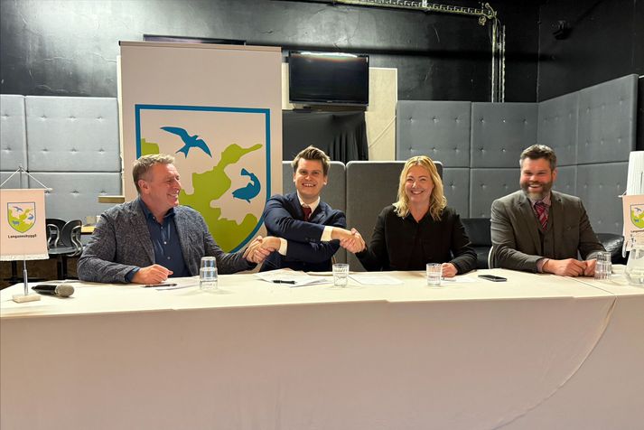 VIð undirritun samkomulagsins í dag.