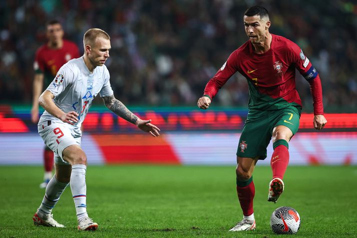 Jón Dagur Þorsteinsson þurfti að kljást við að margra mati besta knattspyrnumann allra tíma, Cristiano Ronaldo, í Lissabon í kvöld.