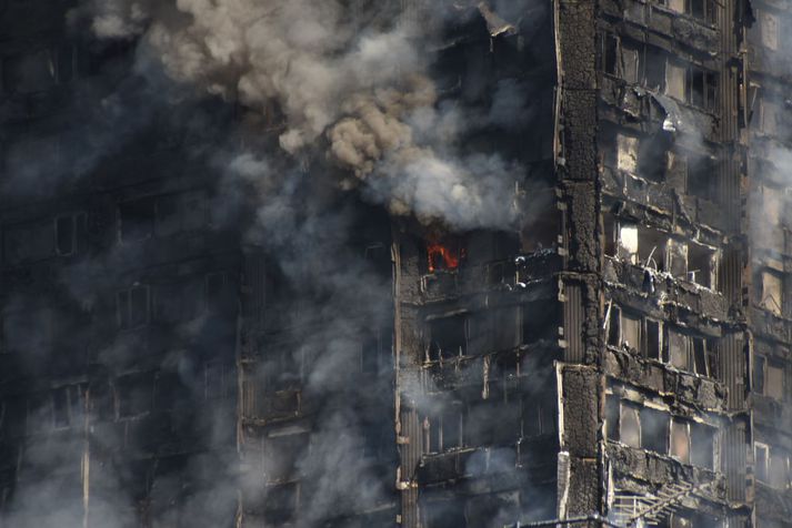 Grenfell-turninn er gjörónýtur. Lögreglan telur afar ólíklegt að einhver finnist þar á lífi.