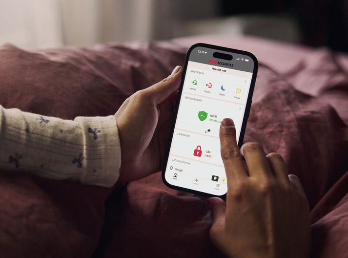 Hægt er að stýra Heimavörn með símanum í þægilegu appi á íslensku. Kerfið er beintengt við mannaða stjórnstöð Securitas sem er á vaktinni allan sólarhringinn.
