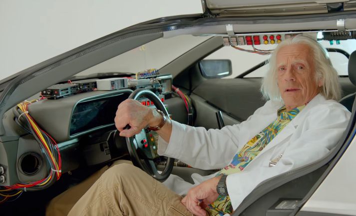 Christopher Lloyd sem Dr. Emmett "Doc" Brown.