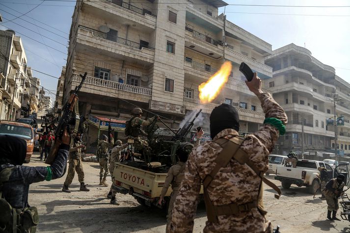 Hér má hersveitir Tyrkja fagna framgangi sínum í Afrin-héraði í Sýrlandi.