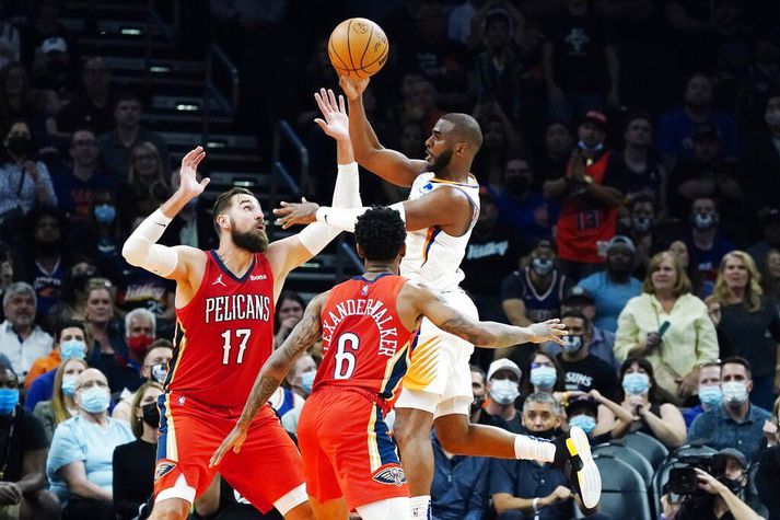 Chris Paul með eina af sínum frábæru sendingum í sigrinum gegn New Orleans Pelicans í nótt.