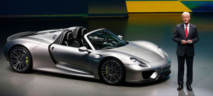 Matthias Müller fyrir framan Porsche 918 Spyder.