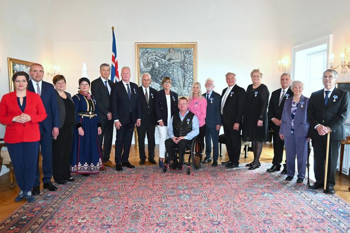 Forsetahjónin fráfarandi ásamt fríðu föruneyti nýrra fálkaorðuhafa. Tveir orðuhafar voru ekki viðstaddir afhendinguna.