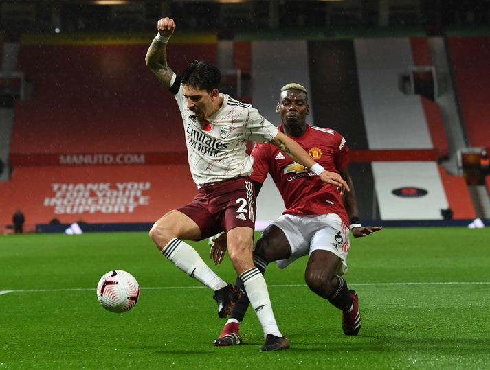 Paul Pogba brýtur á Héctor Bellerín í leik Manchester United og Arsenal. Í kjölfarið benti Mike Dean á vítapunktinn.