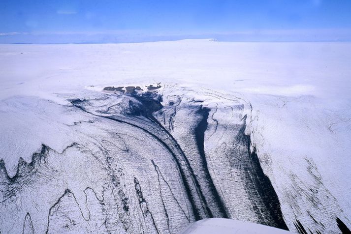 Vatnajökull. Jökulhlaup er hafið undan Köldukvíslarjökli, sem er í vestanverðum Vatnajökli.