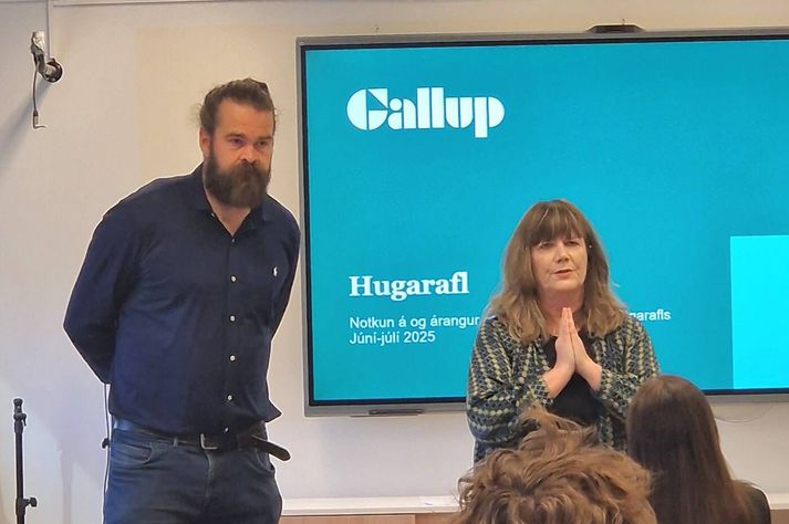 Auður Axelsdóttir, framkvæmdastjóri Hugarafls, og Grétar Björnsson, fræðslu- og stuðningsfulltrúi í Hugarafli, opnuðu fundinn og töluðu meðal annars um hvernig það bætir gæði þjónustu okkar að framkvæma svona kannanir reglulega.   