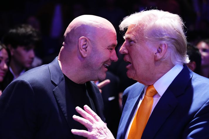 Dana White og Donald Trump ræðast við á bardagakvöldi UFC í apríl síðastliðnum.