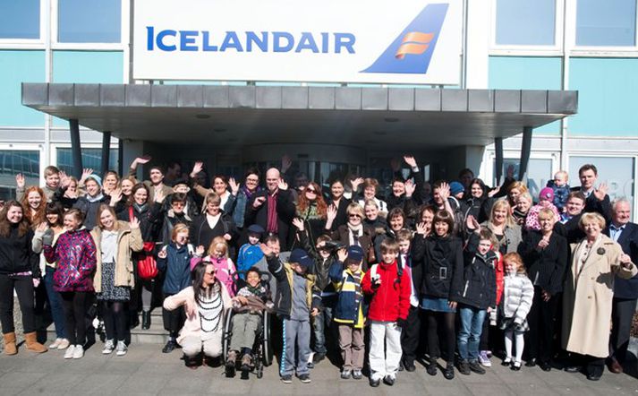 Fyrr í dag var tíu börnum og fjölskyldum þeirra afhentur ferðastyrkur úr sjóðnum Vildarbörn Icelandair.Lengst til hægri á myndinni eru Sigurður Helgason, Vigdís Finnbogadóttir og Peggy Helgason.