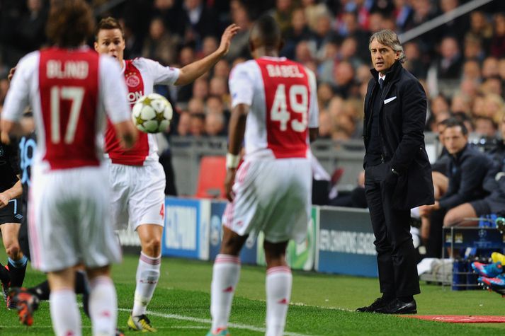 Roberto Mancini fylgist hér með leiknum í kvöld.