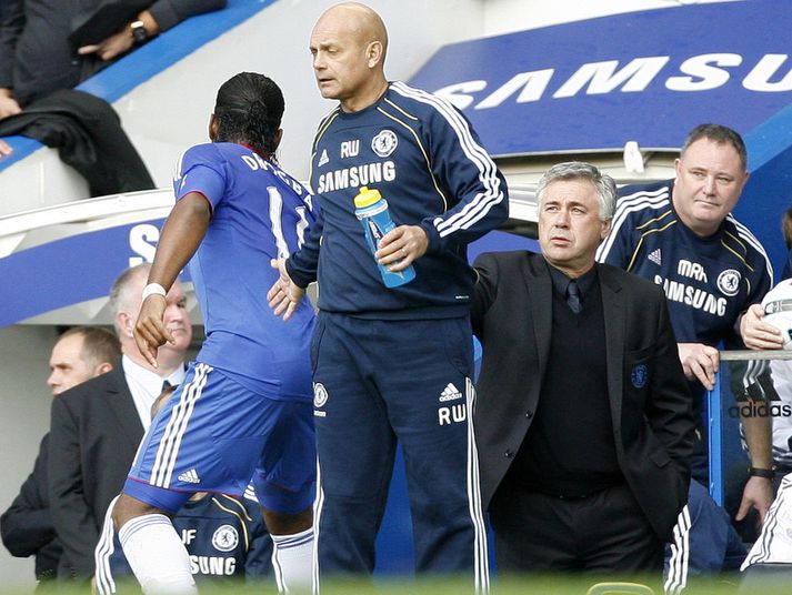 Didier Drogba fagnaði marki sínu með því að hlaupa til Carlo Ancelotti.