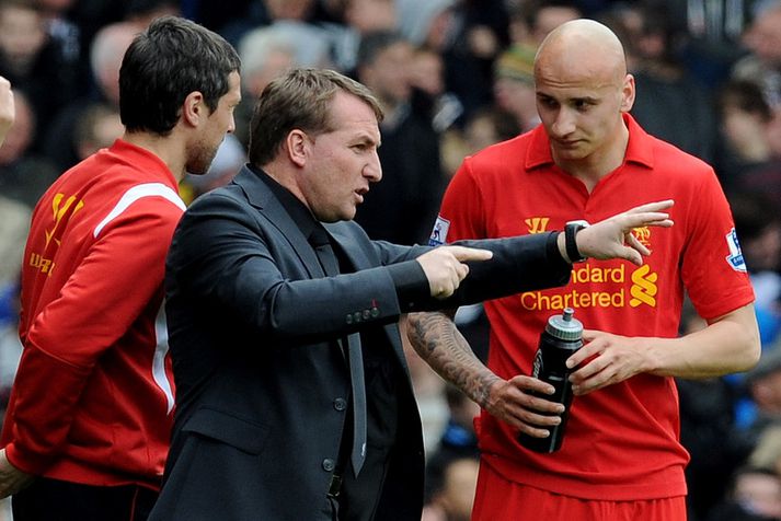 Brendan Rodgers og Jonjo Shelvey ræða saman á síðustu leiktíð.