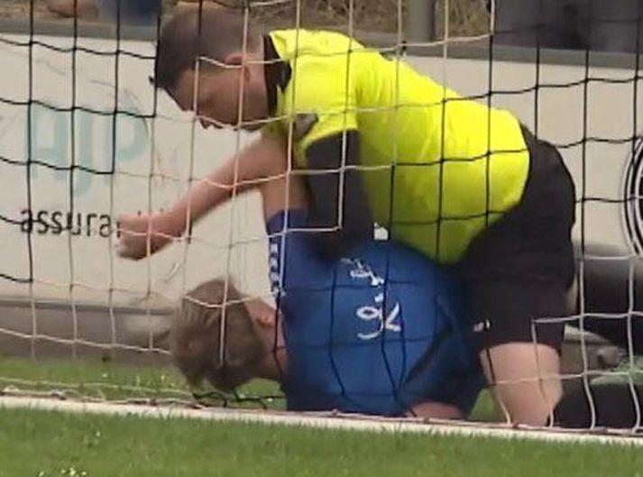 Robin Visser, markvörður Delfstrahuizen, blandaði sér í slagsmálin og var svo hetjan í vítakeppninni.