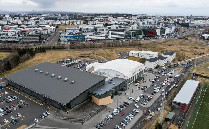 Mikið hefur verið fjallað um að Laugardalshöllin sé orðin úrelt og standist ekki alþjóðlegar kröfur sem gerðar eru til slíkra þjóðarleikvanga.