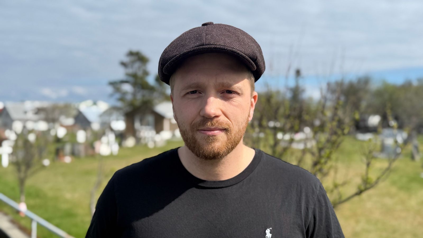 Sviðin rafbyssupíla enn í kirkju­garðinum