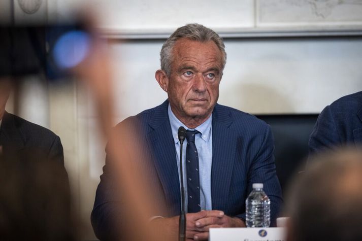 Robert F. Kennedy yngri, heilbrigðisráðherra Bandaríkjanna, aðhyllist ýmis konar kukl og gervivísindi. Margir starfsmenn CDC voru honum gramir eftir að vopnaður maður lét nýlega byssukúlum rigna yfir byggingu stofnunarinnar í Georgíu. Hann var knúinn áfram af samsæriskenningum sem Kennedy hefur meðal annars borið út.