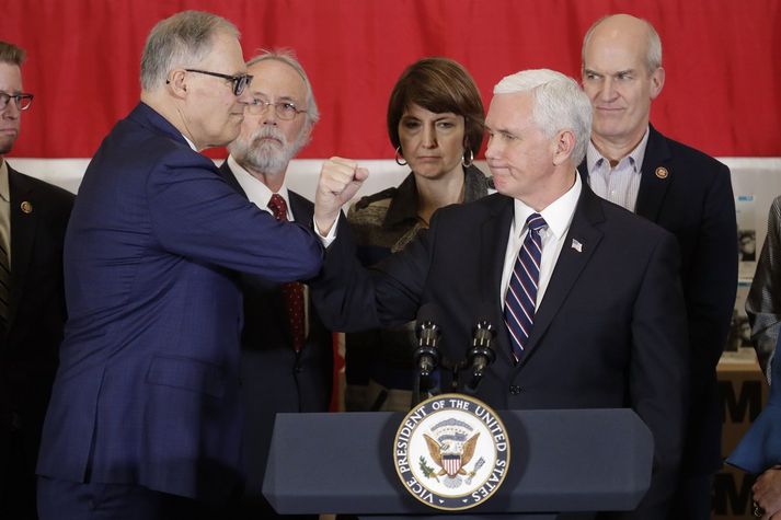 VMike Pence, varaforseti Bandaríkjanna, og Jay Inslee, ríkisstjóri Washington, gáfu hvorum öðrum ebóluolnbogann svokallaða á blaðamannafundi í gær.