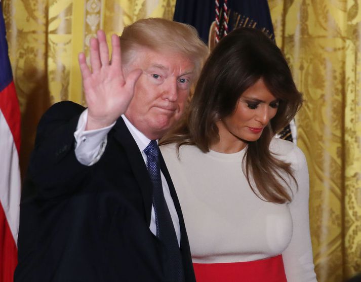 Donald og Melania Trump fögnuðu mexíkóskri arfleið á fundi í Hvíta húsinu á dögunum. Nú krefst þess fyrrnefndi að veggur skuli rísa á landamærum Mexíkó.