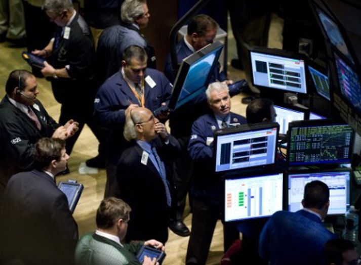 Bandarískir miðlarar á hlutabréfamarkaði í fjármálahverfinu Wall Street vestanhafs í dag.