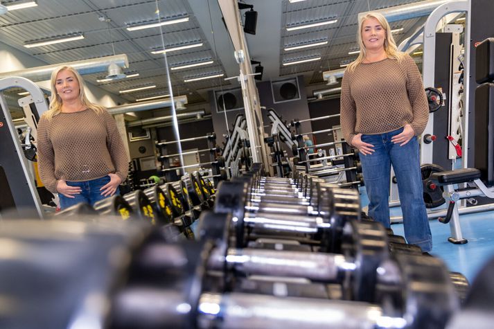 Halldóra Skúladóttir, eigandi Kvennaráðs og ráðgjafi fyrir vinnustaði um breytingaskeið, segist oft hugsa um að hætta þeirri vitleysu að skrolla of mikið í símanum á morgnana. Það teygi á tedrykkunni enda byrja allir dagar á því að drekka tvo bolla af grænu tei og skella sér síðan í ræktina.  