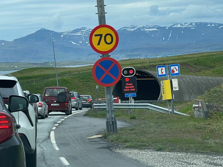 Lokað var fyrir umferð um Hvalfjarðargöngin eftir hádegi í dag vegna hjólreiðamanns sem var í göngunum.