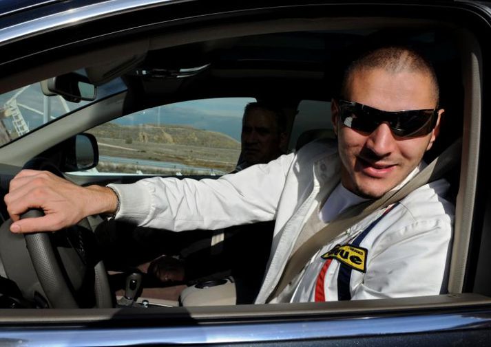 Benzema keyrir brosmildur frá æfingasvæði Real Madrid.