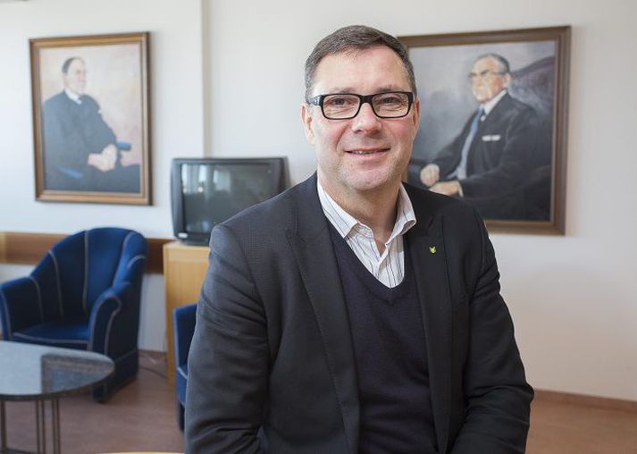 Þingmaðurinn Willum segir lífið hafa gjörbreyst á jákvæðan hátt við að taka sæti á Alþingi. Hann fórnaði þó fótboltanum fyrir þingið en ætlar að snúa aftur á völlinn í sumar.
