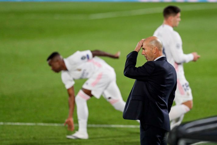 Zinedine Zidane klórar sér í kollinum á leiknum gegn Shaktar í gær.